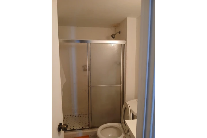 $750 : Rento cuarto a dama image 5