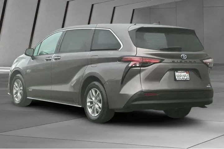 $27800 : Toyota Sienna 2021 LE 8-Pass image 10