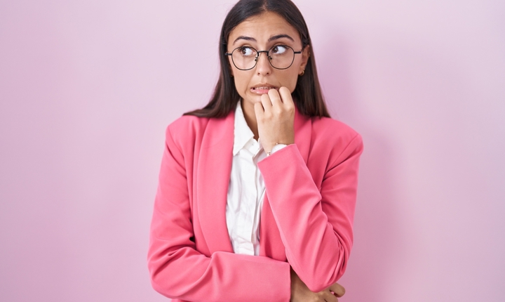 Mujer con señales de miedo