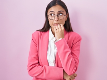 Mujer con señales de miedo