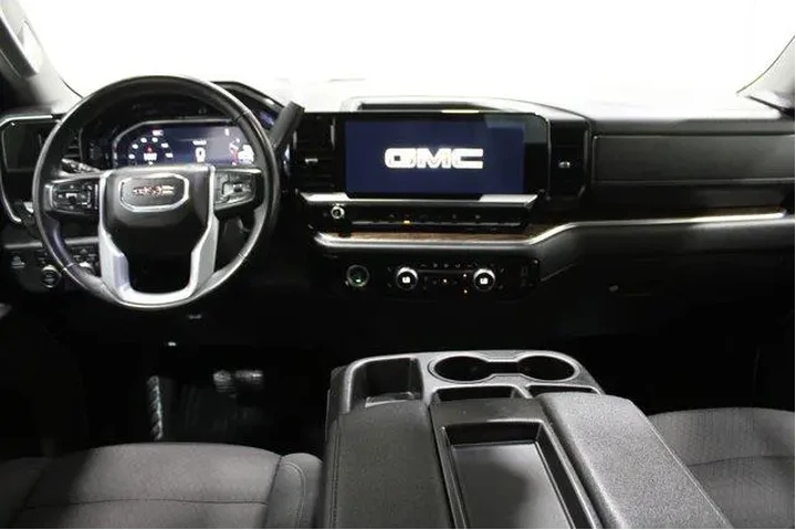 $39998 : GMC Sierra 1500 2024 4x4 SLE image 2