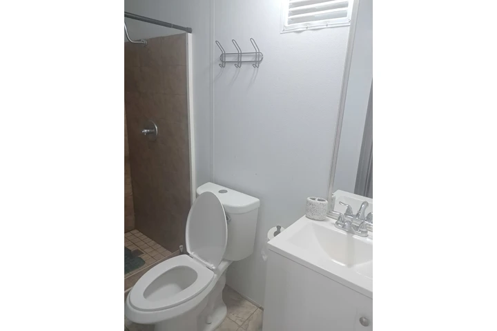 $1000 : EFFICENCE .MIAMI GARDENS image 9