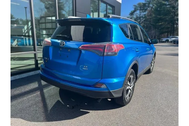 $14795 : Toyota RAV4 2017 AWD LE 4dr image 3