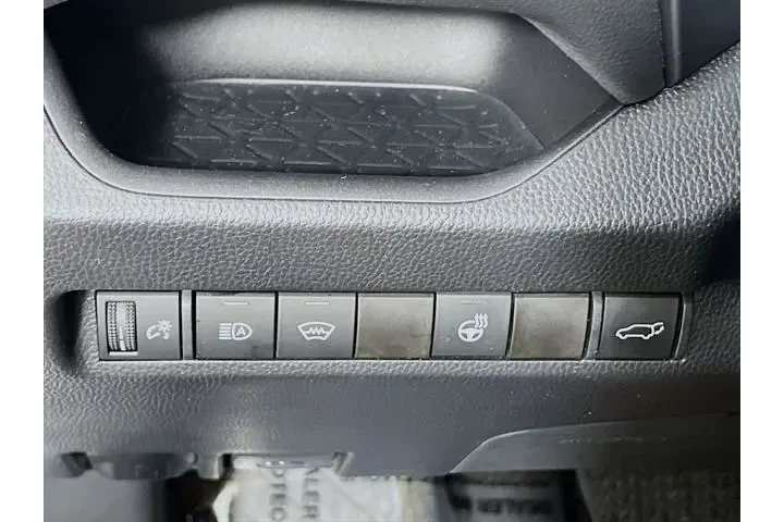 $31705 : Toyota RAV4 2023 AWD XLE Pre image 9