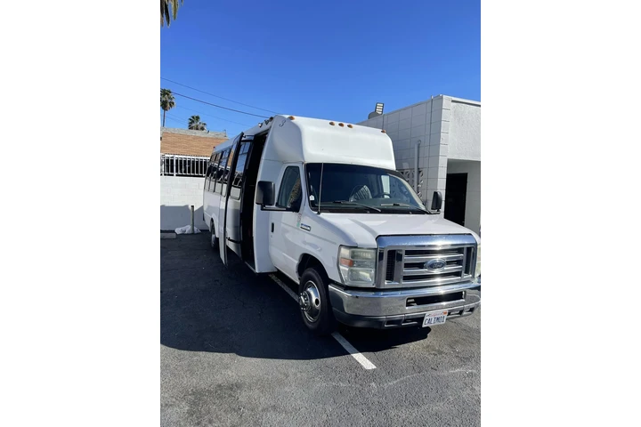 13233856621 LIMO& PARTY BUS image 3