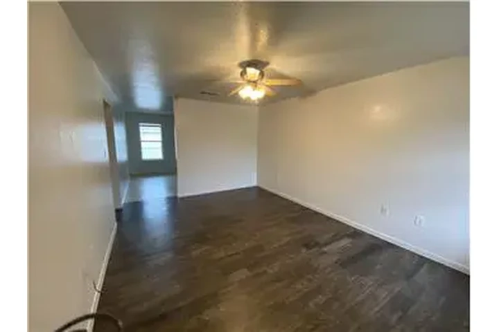 $750 : Rental property with 2 bedro image 2