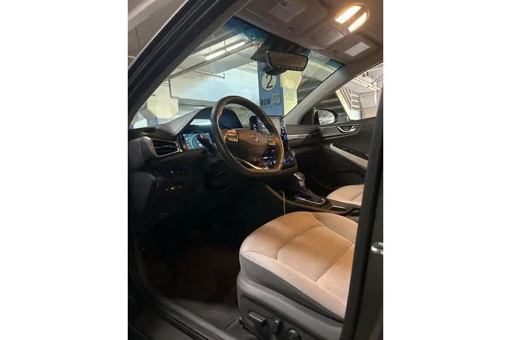 $17990 : Hyundai IONIQ Plug-in Hybrid image 8