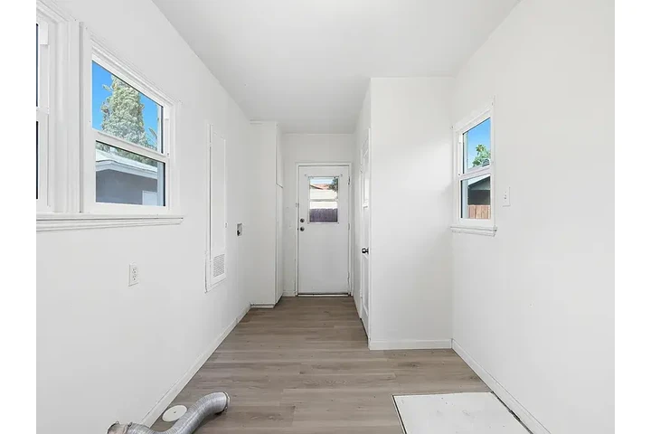 $900 : This spacious front home ! image 7