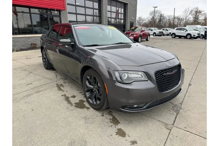 $28991 : Chrysler 300 2023 S V6 4dr S image 3