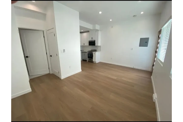 $1500 : Authentically  pleasing house image 6
