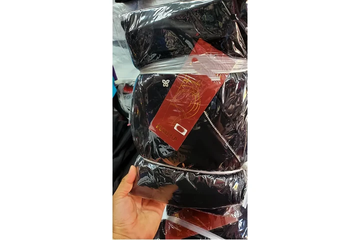 $300 : 24 PANTALONES NEGROS FRIO image 3