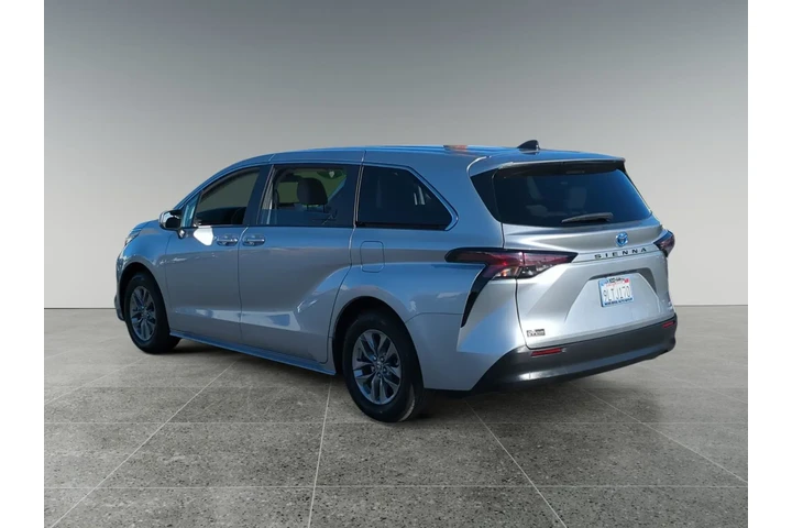 $38484 : Toyota Sienna 2024 LE 8-Pass image 3