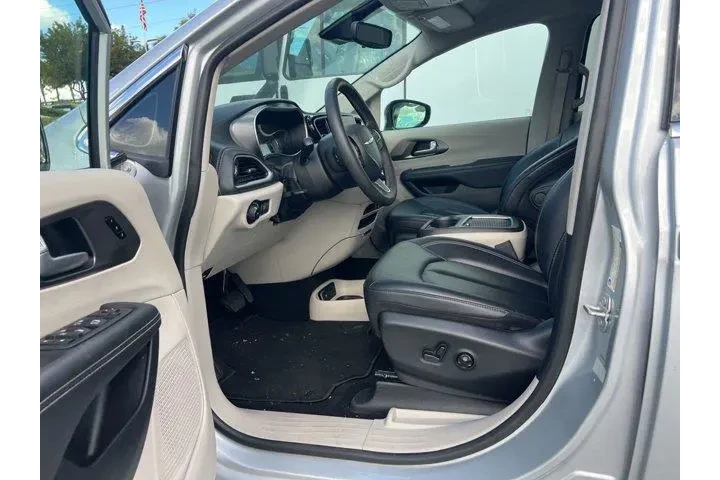 $26797 : Chrysler Pacifica Plug-In Hy image 2