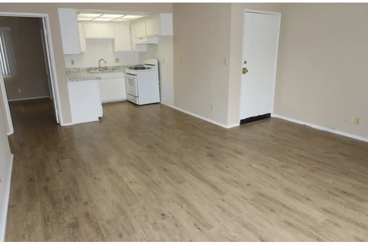 $1950 : 2 Bedroom Apt in W Adams  Blvd image 3