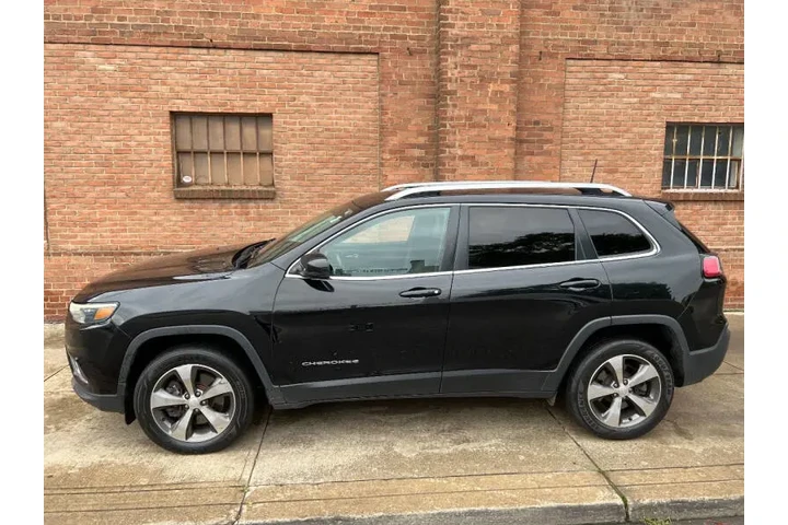 $17200 : 2019 Cherokee Limited image 4