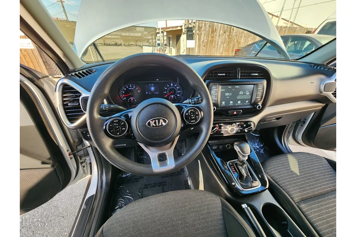 $10900 : Kia soul S 40 millas por galón image 4