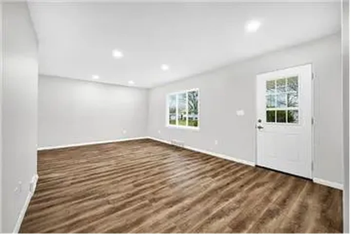 $900 : Rental property with 2 bedro image 3