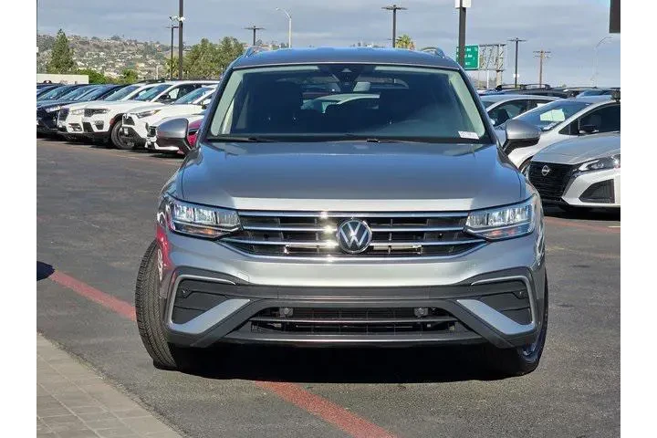 $23499 : Volkswagen Tiguan 2023 SE 4d image 3