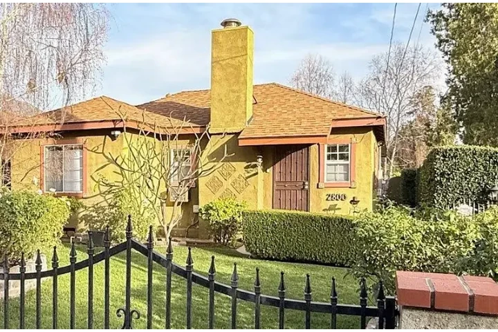 $1500 : Charming Home with Mountain image 1