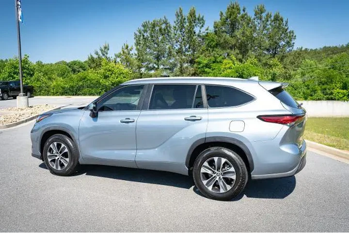 $39874 : Toyota Highlander 2023 LE 4d image 7
