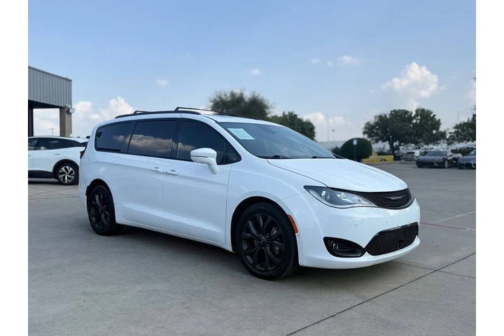 $16790 : 2018 Pacifica Limited image 1