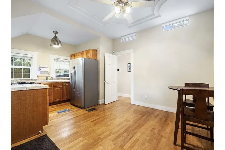 $1390 : Charming 2bed/1bath house image 4
