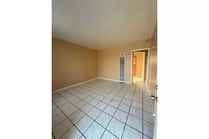 $1800 : COMPTON CASITA REMODELADA image 2