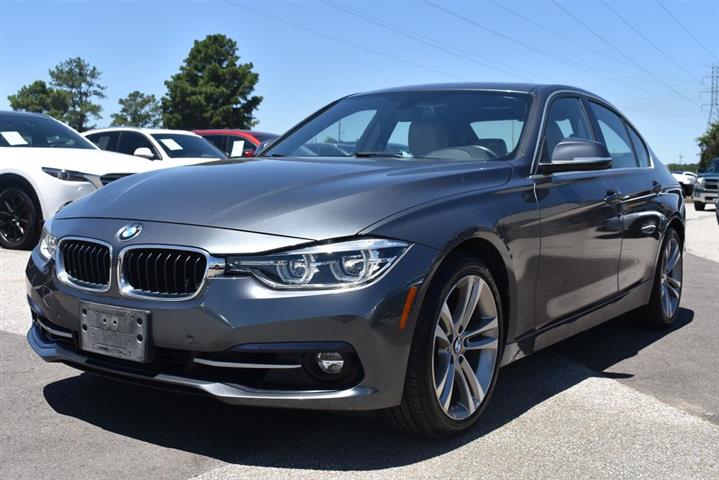 2017 BMW 3 Series 330i image 1