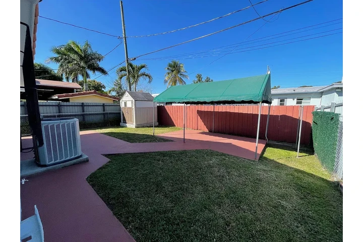 $900 : charming HOME ..Miami, FL image 7