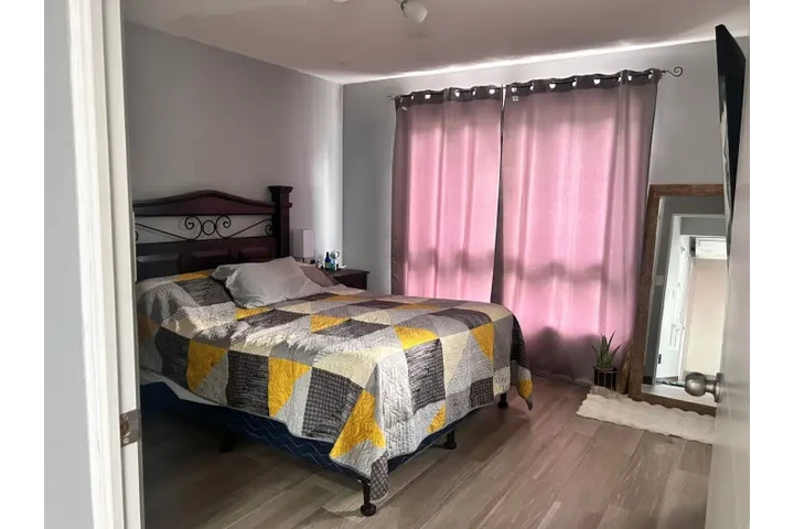 $1 : Casa en Condominio en Venta image 1