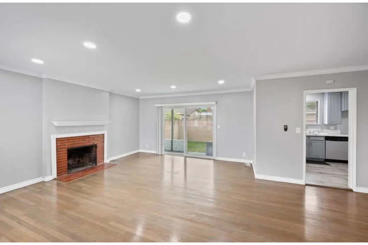 $2500 : we are renting now image 2