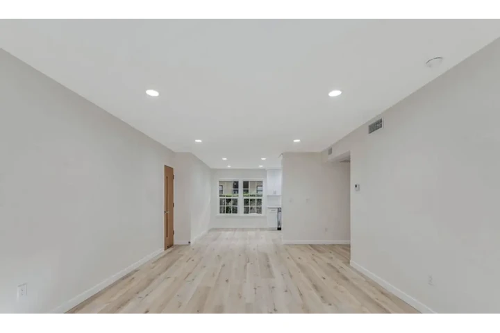 $1550 : Available 1Bed Apt in Carson image 4