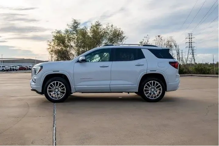 $38618 : GMC Terrain 2026 4x4 Denali image 2