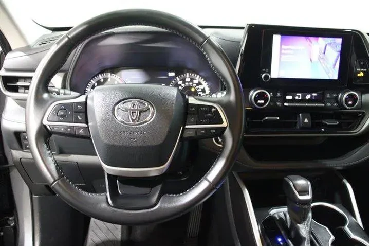 $38998 : Toyota Highlander 2024 LE 4d image 8