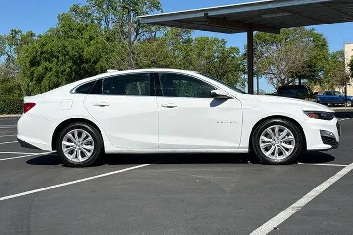 $16477 : Chevrolet Malibu 2024 LT 4dr image 10