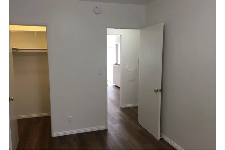 $1980 : 2 Bedroom Apt in James M Wood image 6