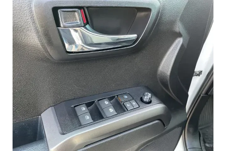 $36075 : Toyota Tacoma 2021 4x4 TRD S image 10