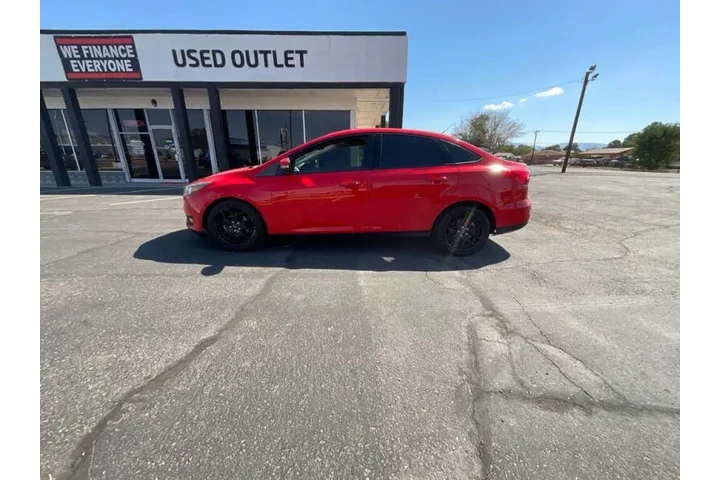 2016 Focus SE image 5