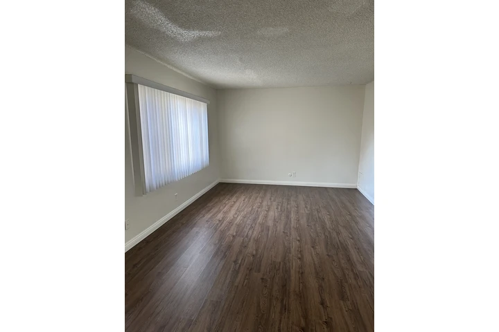 $2495 : Apt Remodelado con Estac image 4