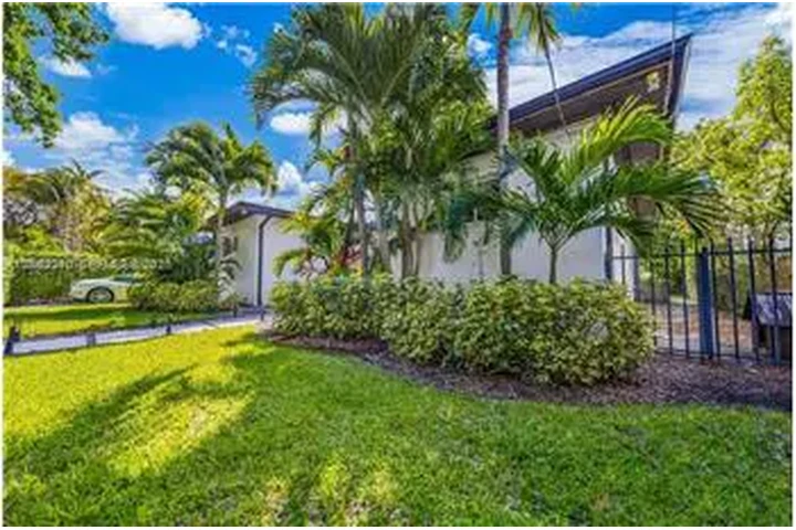 $10000 : Rental property with 3 bedro image 3