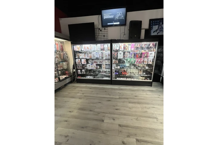 $350 : Showcases and wall cases image 3