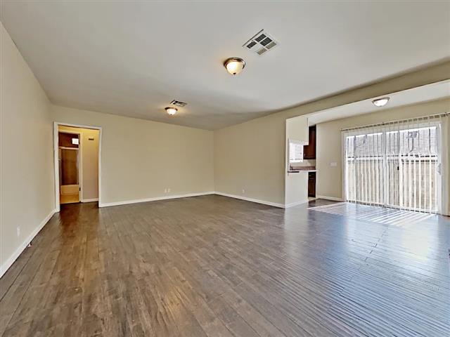 $2000 : Freshly remodeled 3 bedroom image 2