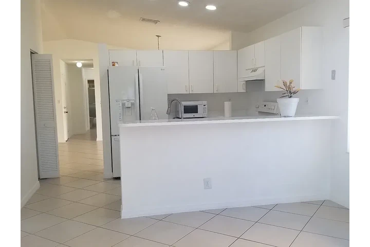 $1400 : Welcome to your new home image 4