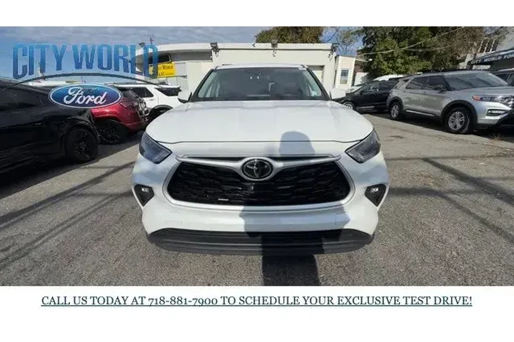 $31388 : Toyota Highlander 2024 LE 4d image 8