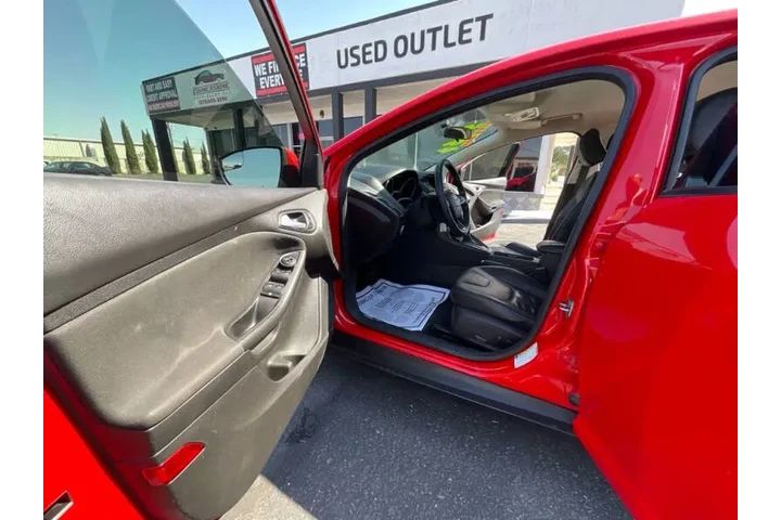 2016 Focus SE image 6