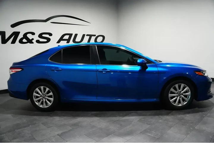 $18555 : 2019 Camry image 5