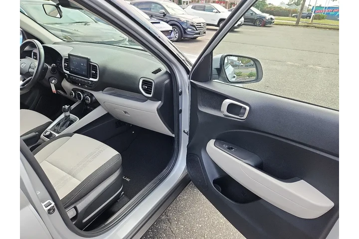 $15895 : Hyundai VENUE 2022 SEL 4dr C image 10