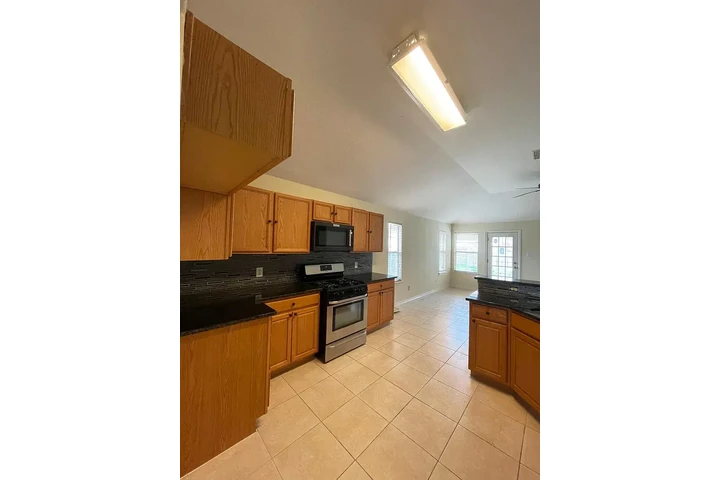 $1150 : Houston Renta image 4