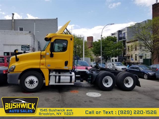 $24995 : Used 2015 CASCADIA Tractor Tr image 4