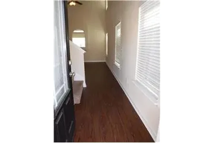 $2000 : Rental property with 4 bedro image 3